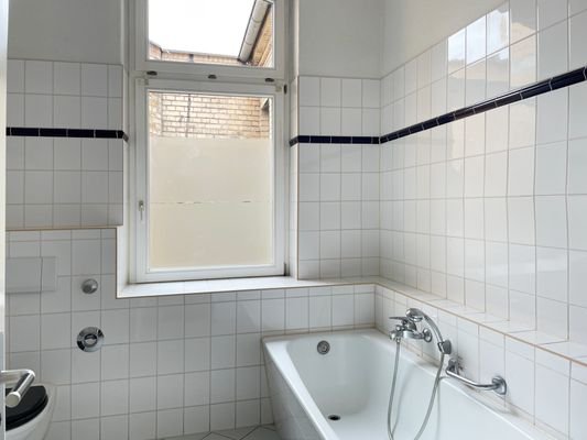Tageslichtbad mit Wanne und Dusche.JPG