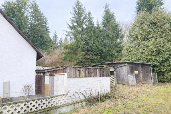 Blick zu den Nebengebäuden