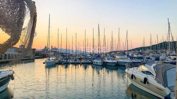 Beachfront Flats in a Complex with Facilities in Çeşme İzmir