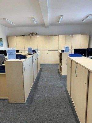 Weiterer Büroraum mit Arbeitsplätzen.jpg