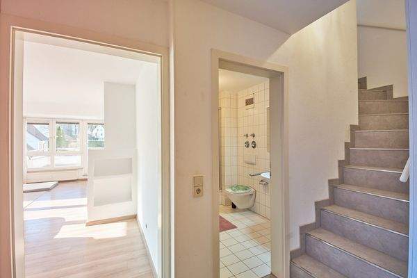 Eingangsbereich mit Badezimmer und Aufgang