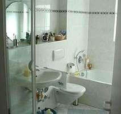 Bad mit Badewanne und Dusche