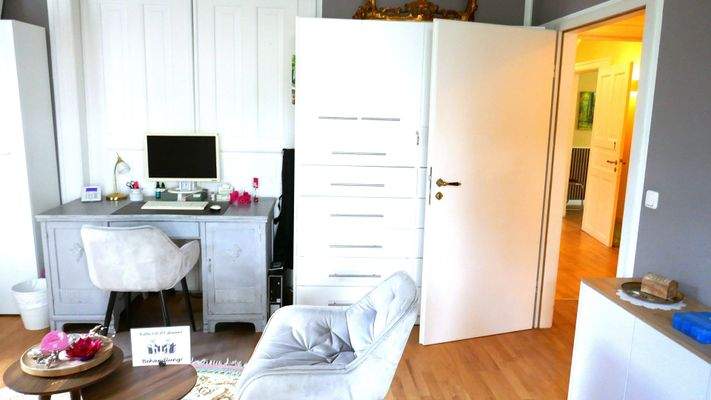 Zimmer rechts / Flur