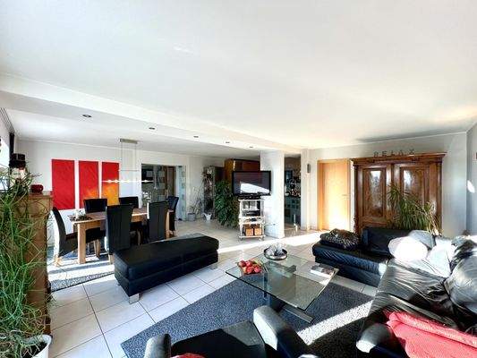 Offener Wohn- und Essbereich mit Küche