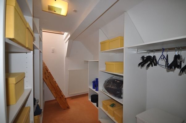 41 Ankleide mit Zugang zum Schlafbereich.JPG
