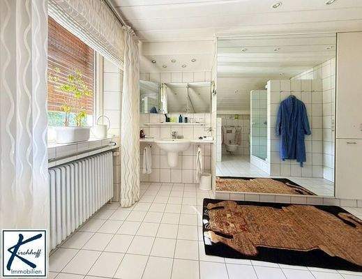 großzügiges Badezimmer