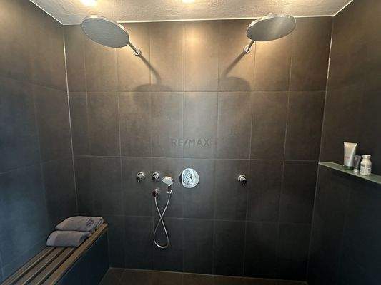 Doppeldusche im Masterschlafzimmer