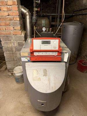 Ölzentralheizung Haus links