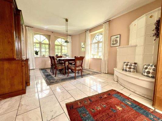 Esszimmer mit Kachelofen