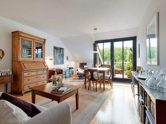 Beispielfoto heller und großzügiger Wohnraum mit Balkonzugang