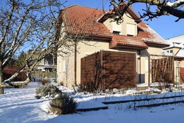 Blick vom Garten aufs eingene Häuschen