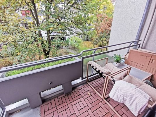 Ruhiger Balkon zum Innenhof