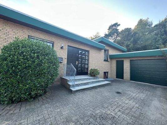 Hauseingang und Garage