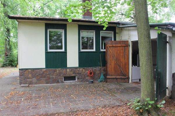 Rückseite mit Garage