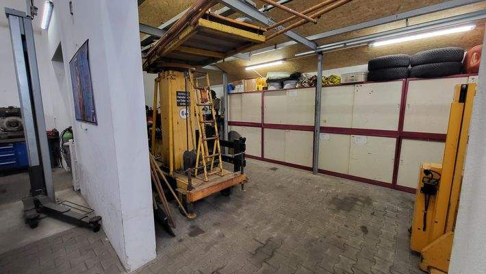 Halle mit Hebebühne