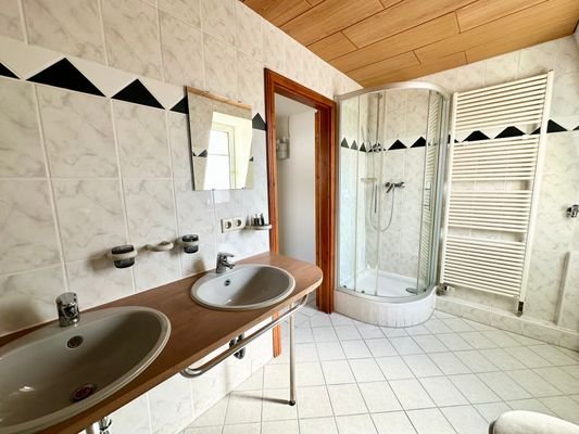 Bad mit Badewanne &amp; Dusche &amp; Fenster