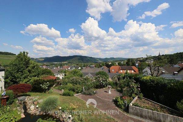 EG | Blick von der Terrasse in den gepflegten Garten