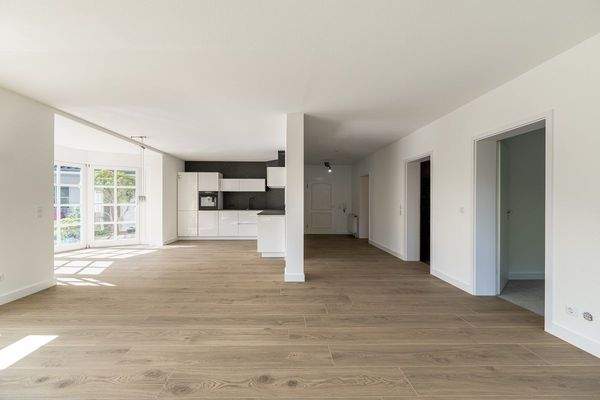 EG Wohnzimmer mit Blick zur Küche und Flur