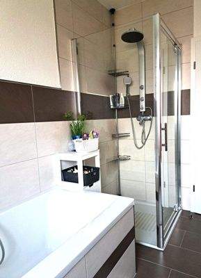 Badewanne und Dusche