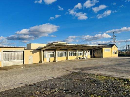 Westansicht der Hallengebäude inkl. vorgelagerter  Freifläche