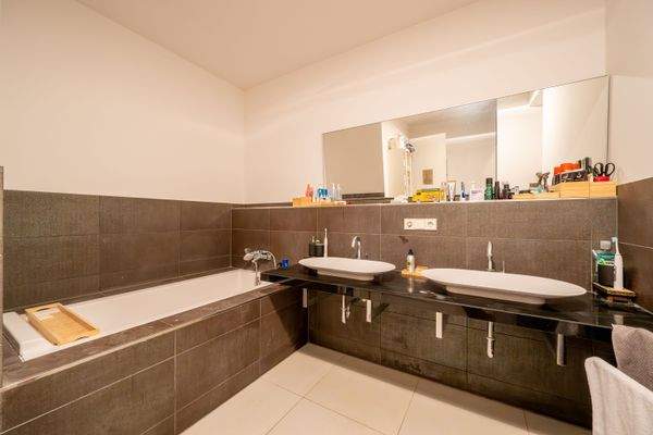 geräumiges Badezimmer mit Badewanne