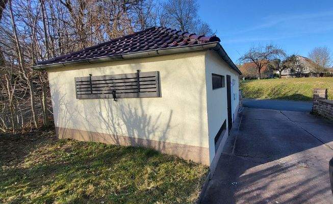 Garage mit Schuppen