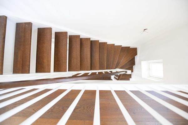 Holztreppe in das Dachgeschoss