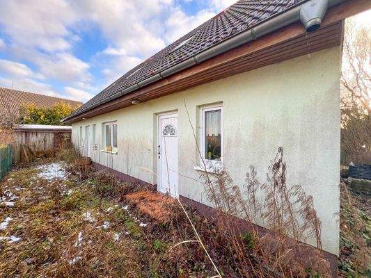 Hauseingangsseite von rechts