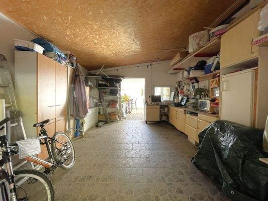 Garage mit Durchgang zum Garten