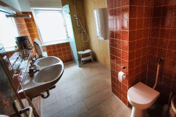 geräumiges Badezimmer mit bodengleicher Dusche