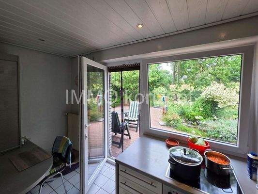 Küche mit Zugang zum Garten