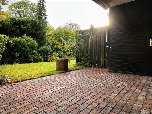 Blick von der überdachten Terrasse in den schönen Garten