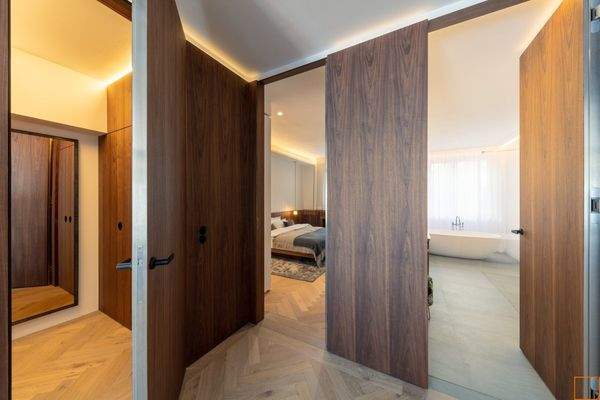 Blick auf begehbare Garderobe, Schlafzimmer und Bad