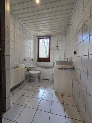 Badezimmer mit Badewanne