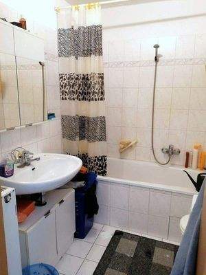 gefliestes Bad mit Wanne, Waschmaschinenanschluss