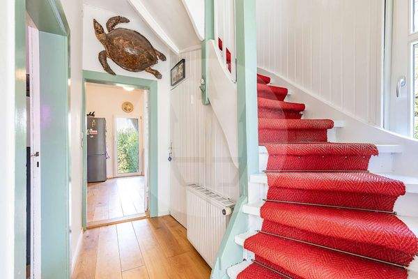 Flur und Treppe zum OG