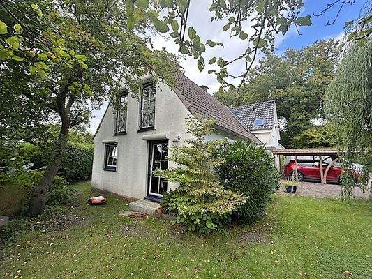 Seitliche Ansicht Haus und Gartenanteil