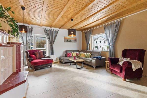 Wohnbereich mit gemütlichem Ofen