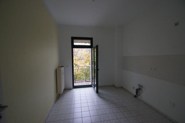 Küche mit Zugang zum Balkon 