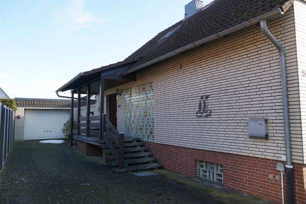 Zufahrt mit Doppelgarage und Eingangsbereich