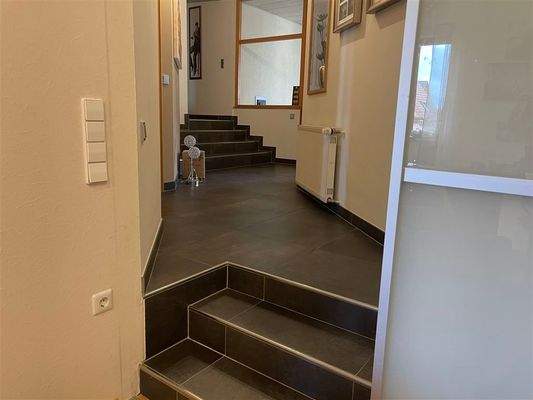 einige Stufen zwischen Wohnzimmer und Altbau