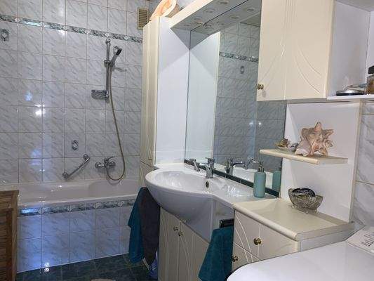 Wannenbad mit Einbaumöbeln