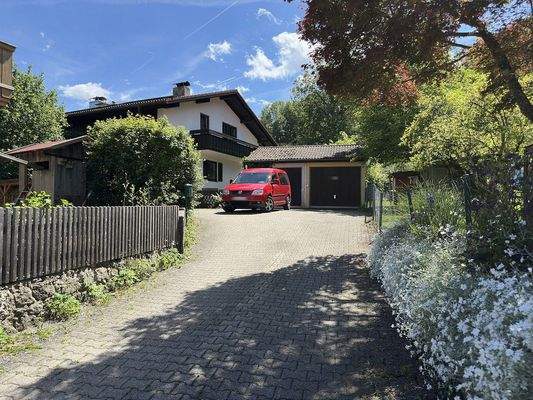 Zufahrt mit Blick zur Einzelgarage (rechte Garage)