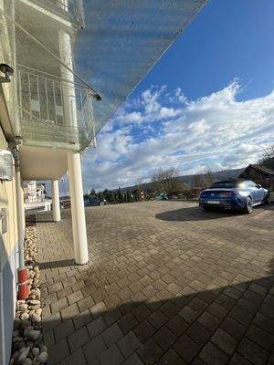 Parkplatz mit blauem Auto