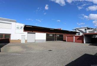 Außenansicht und Parkplätze