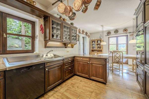 Küche mit Serviertheke