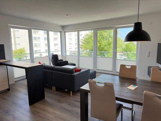 Moderner Wohnbereich mit Zugang zum Balkon