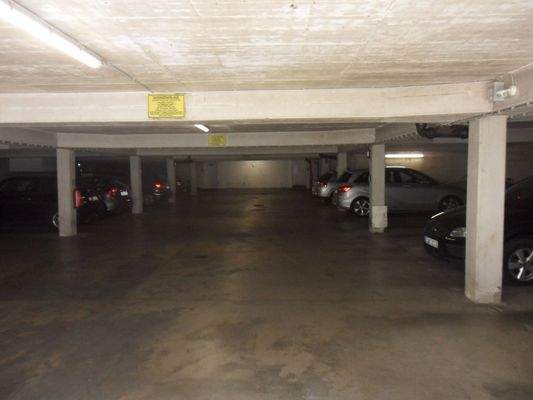 c)Tiefgarage Stellplätze.JPG