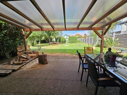 Überdachte Terrasse Ansicht in den Garten Richtung