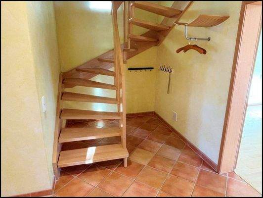 EG Garderobe & Treppe zum DG